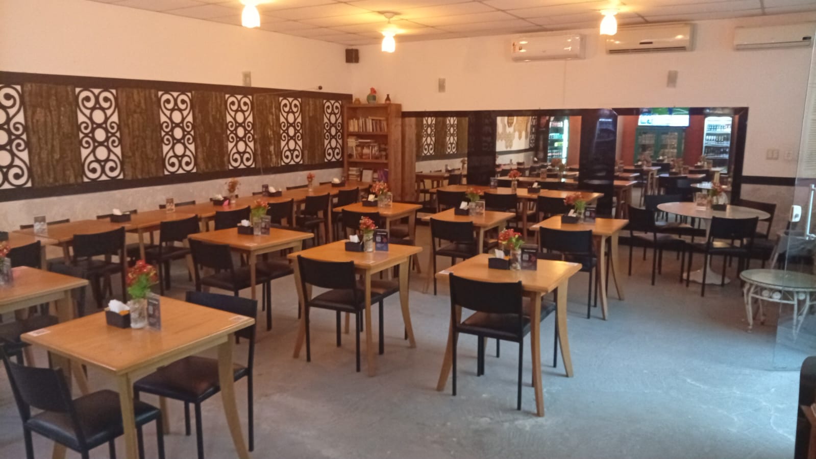 Salão da Misturaria com mesas montadas lado a lado para receber um grupo
