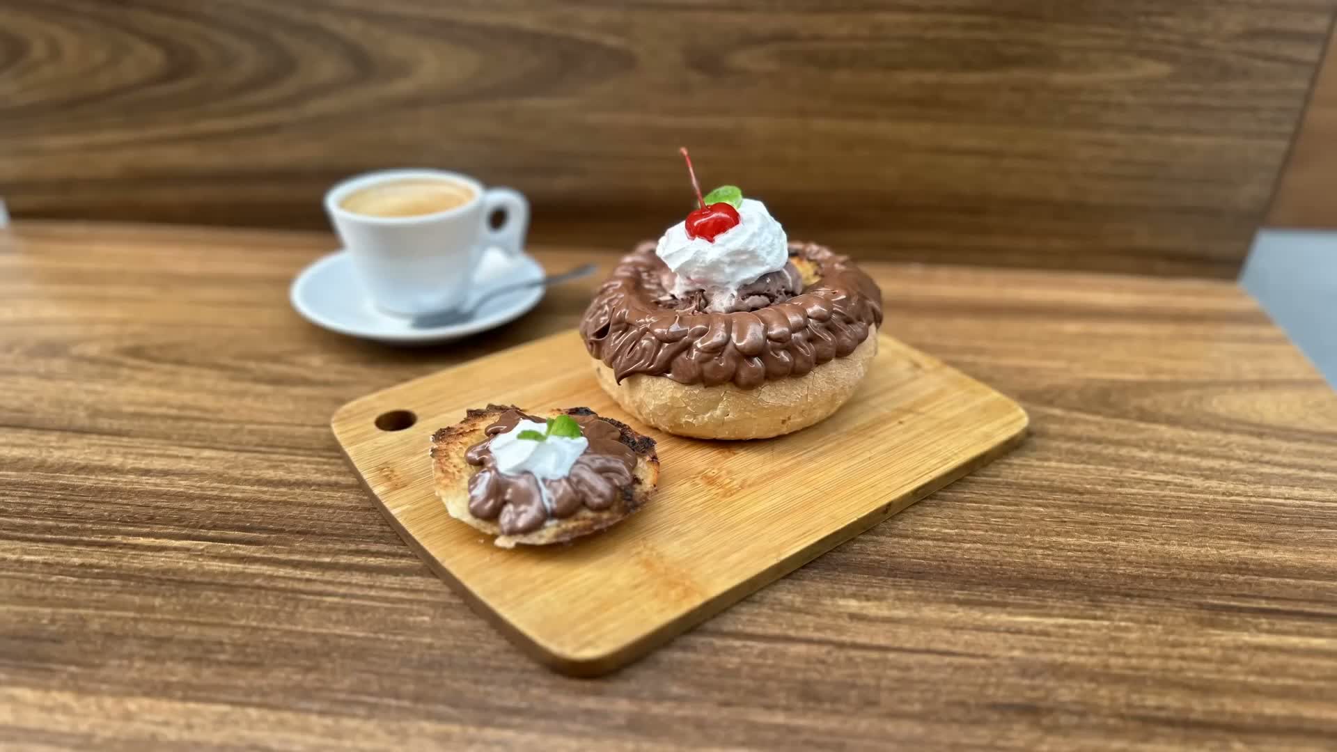 Bruschetta doce da Misturaria, sobremesa da casa, com sorvete, chantilly e cereja