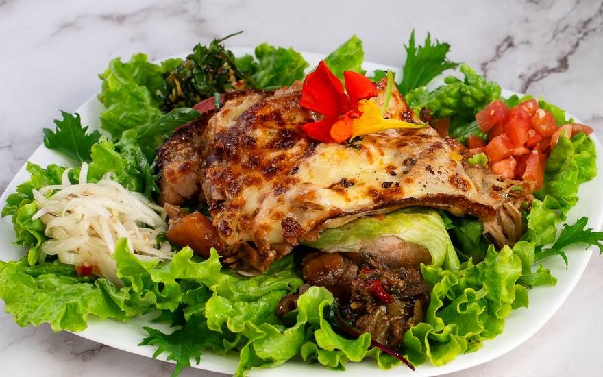 Salada Mezcla light com folhas frescas, tomate e proteína gratinada