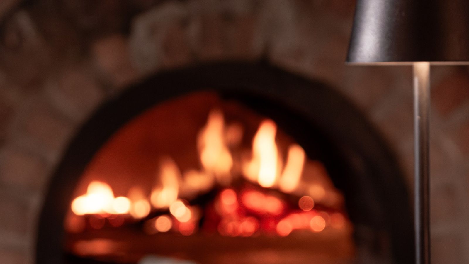 Forno a lenha da Misturaria com a boca em chamas